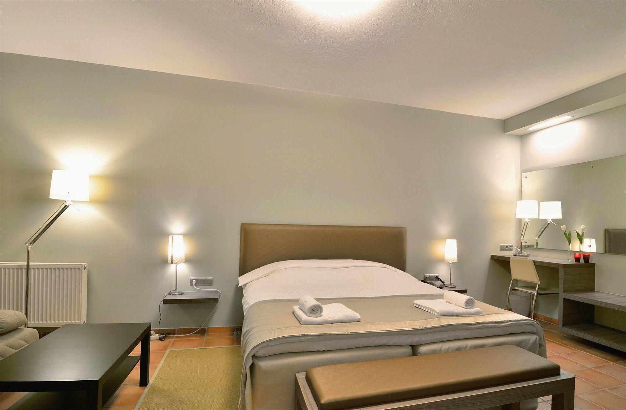 Ellopia Point Hotel Яніна Екстер'єр фото